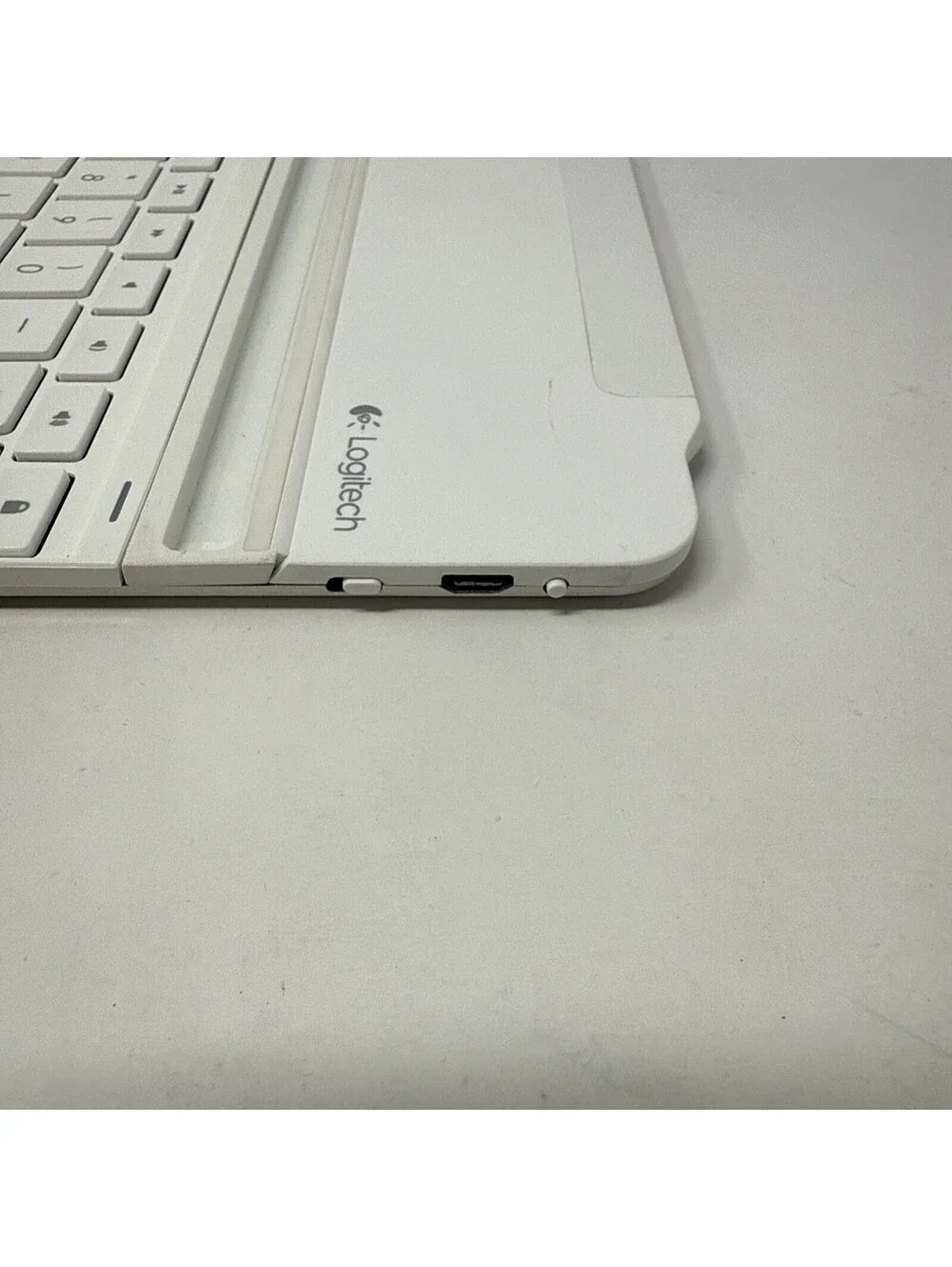 Logitech Wireless Bluetooth Ultra thin Keyboard for iPad Air white
